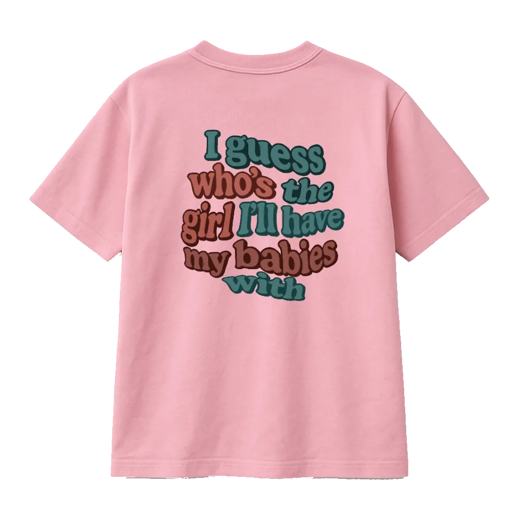 Espalda de la camiseta rosa Detrapo con letras verdes y marrones