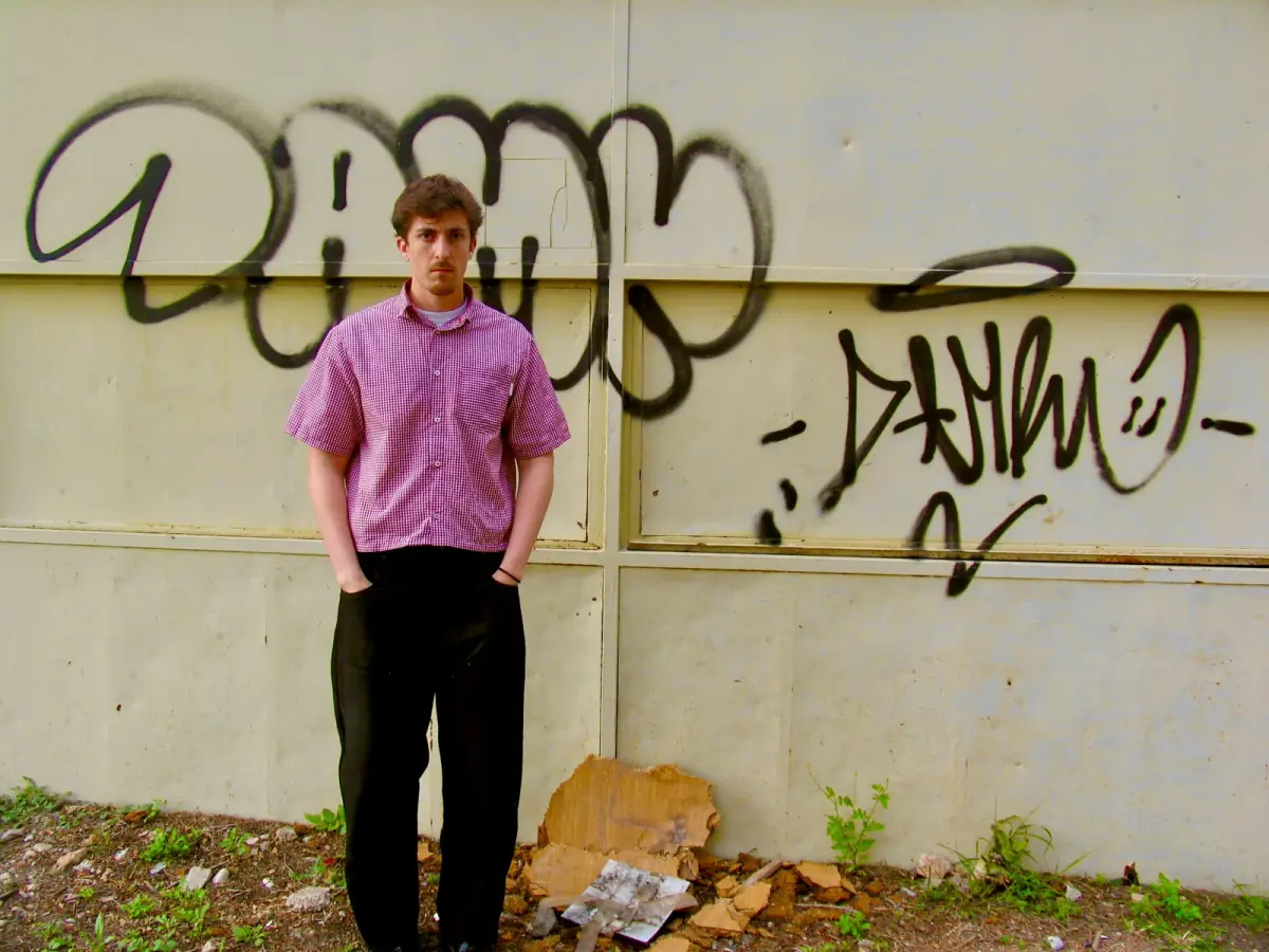 Camisa de cuadros y pantalón negro de Sneaky Pants en la calle