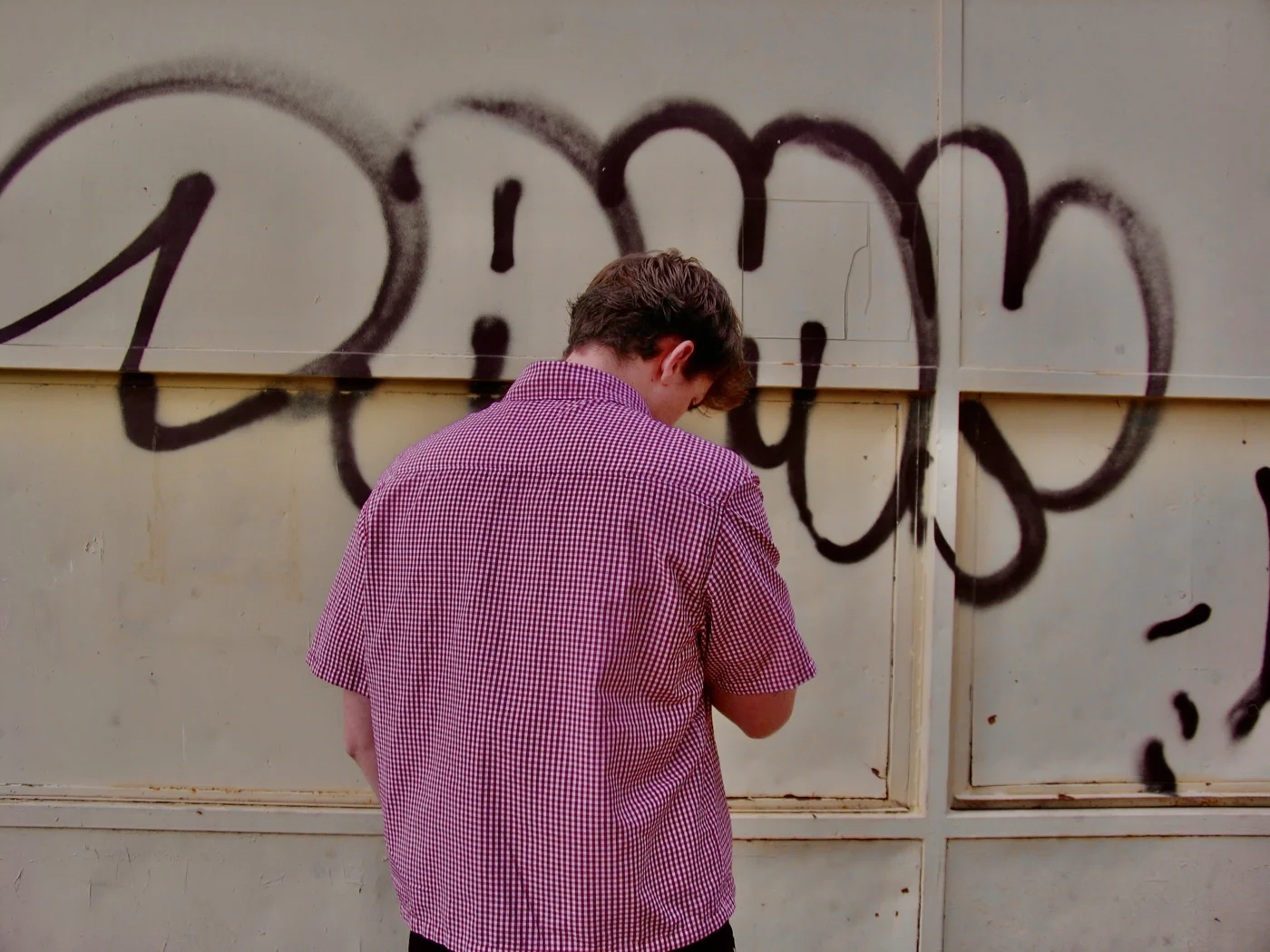 Camisa de cuadros de Sneaky Pants ya puesta, fuera del taller