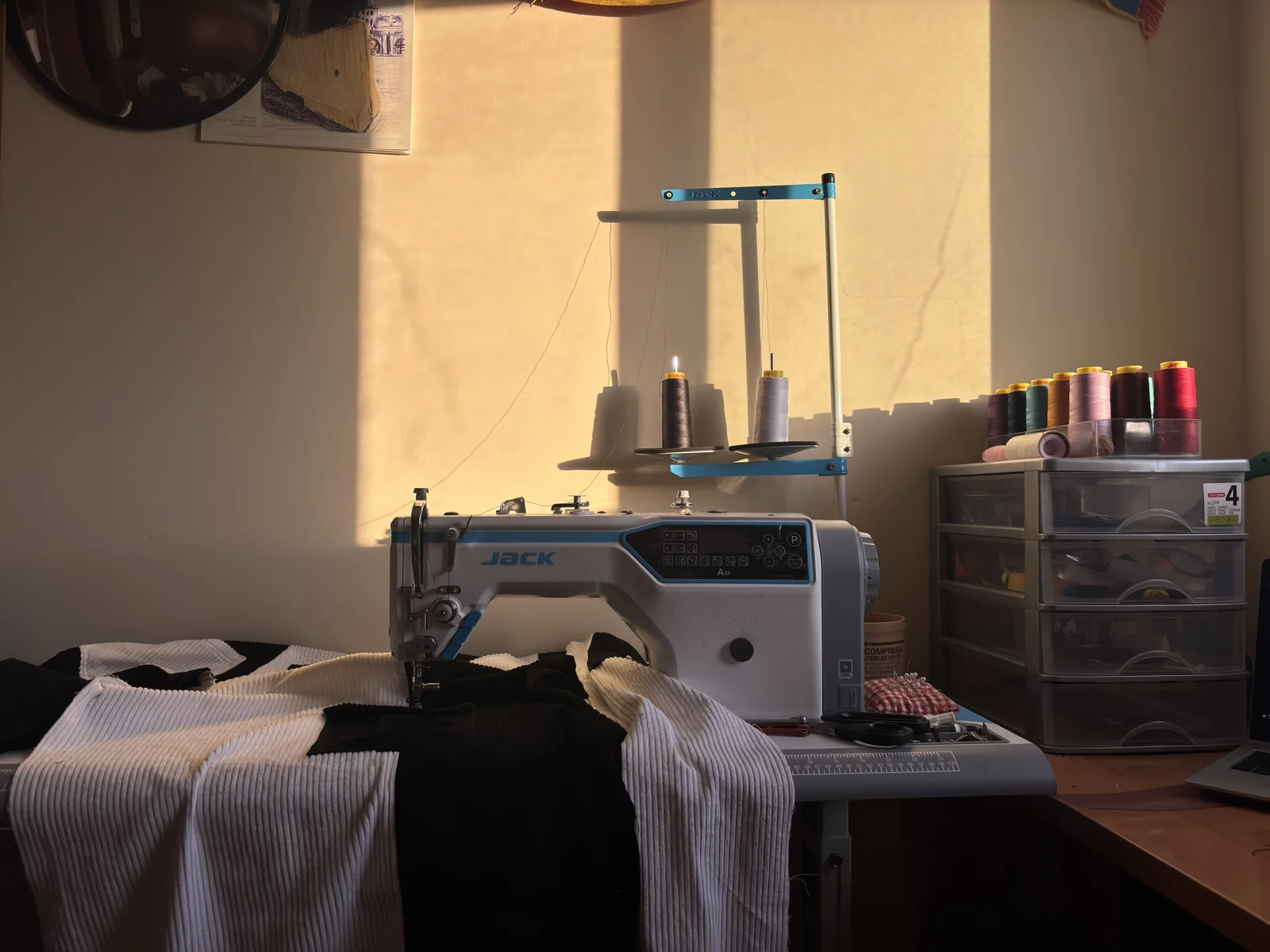 Máquina de coser y tejidos en el taller propio de Sneaky Pants